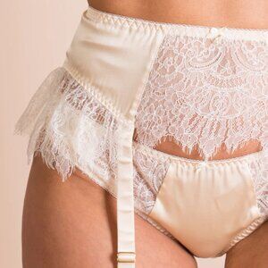 Harlow & Fox Eleanor suspender garter belt, luxurious silk and lace, size medium